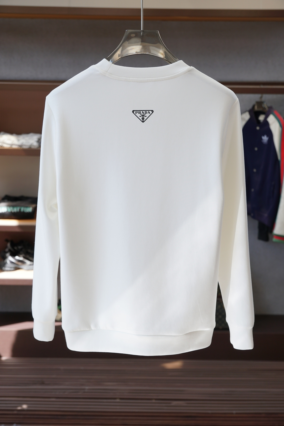Prada普拉达-25秋冬新品饰字母印花标识针织圆领卫衣，正面饰字母印花，采用400克重莱赛尔空气层面料