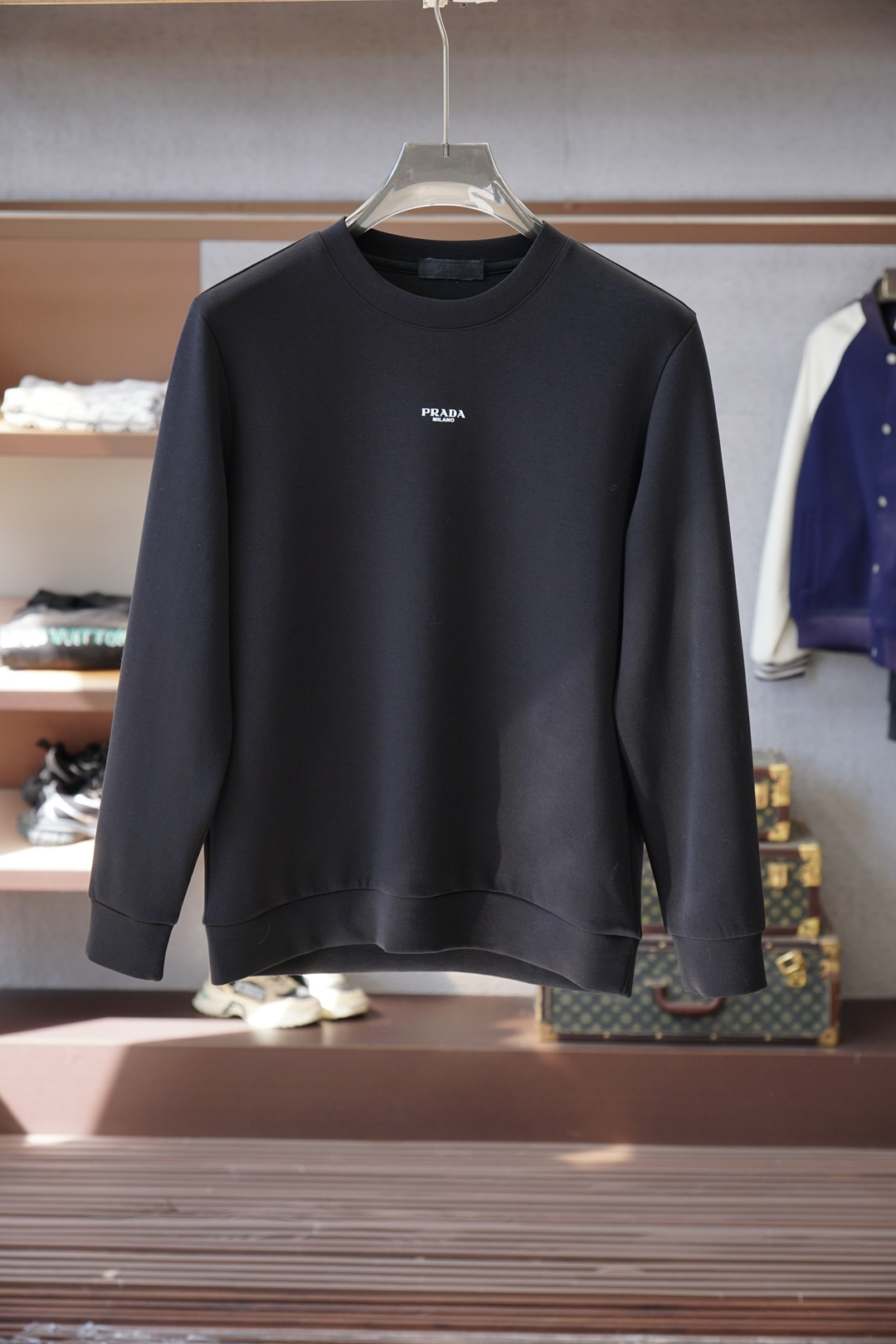 Prada普拉达-25秋冬新品饰字母印花标识针织圆领卫衣，正面饰字母印花，采用400克重莱赛尔空气层面料