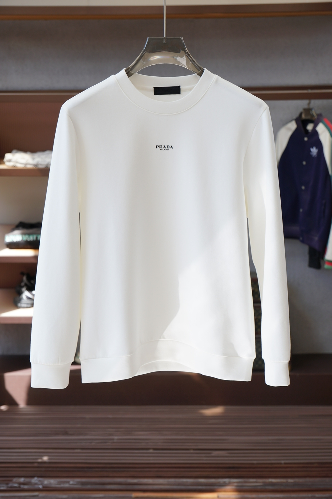 Prada普拉达-25秋冬新品饰字母印花标识针织圆领卫衣，正面饰字母印花，采用400克重莱赛尔空气层面料