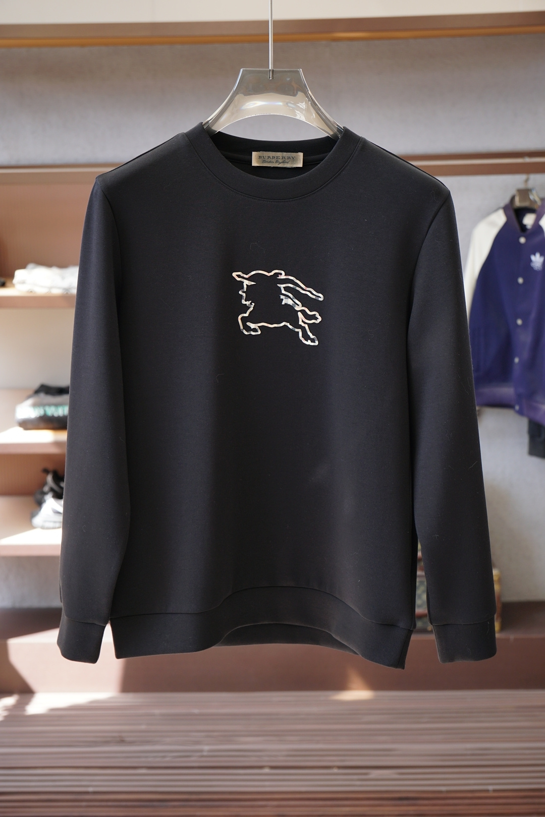 BBR 巴宝莉-25秋冬新品饰字母印花标识针织圆领卫衣，正面饰字母印花，采用400克重莱赛尔空气层面料，