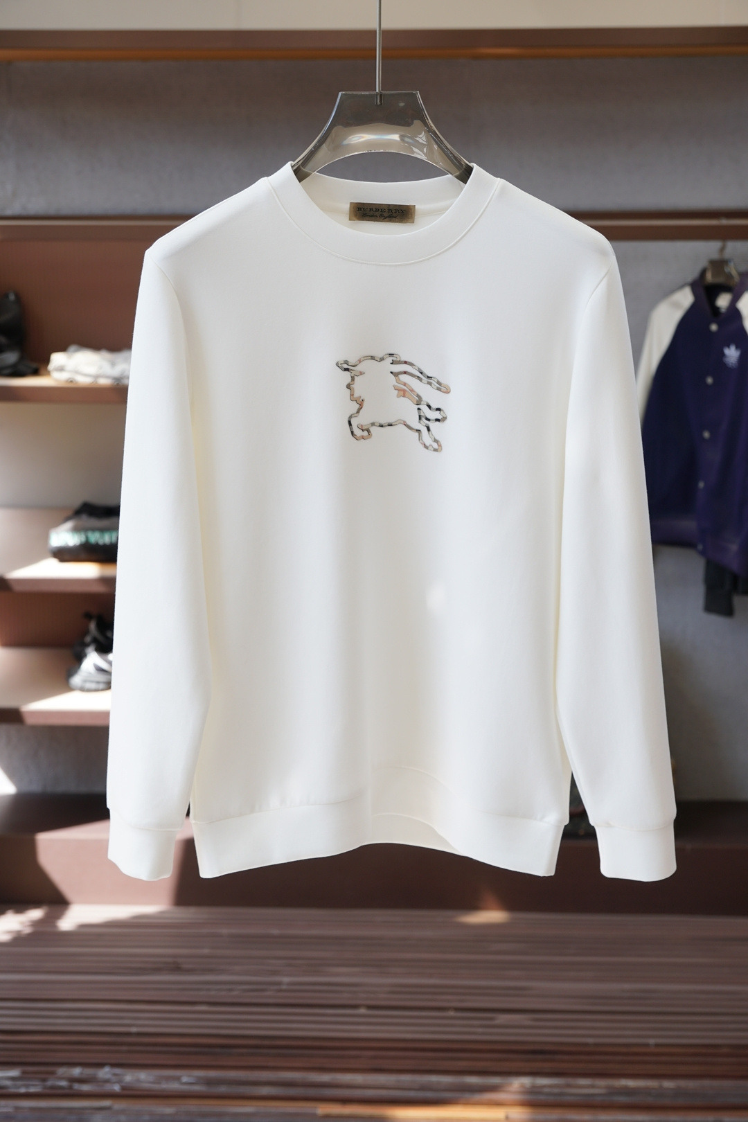 BBR 巴宝莉-25秋冬新品饰字母印花标识针织圆领卫衣，正面饰字母印花，采用400克重莱赛尔空气层面料，