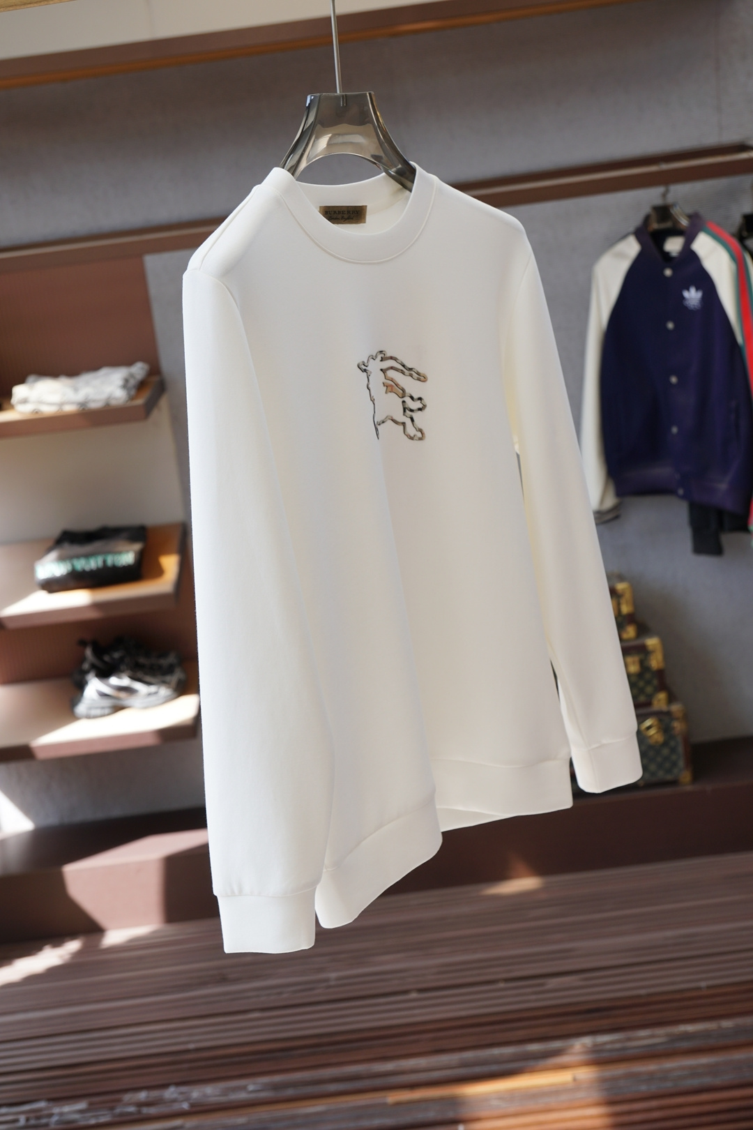 BBR 巴宝莉-25秋冬新品饰字母印花标识针织圆领卫衣，正面饰字母印花，采用400克重莱赛尔空气层面料，