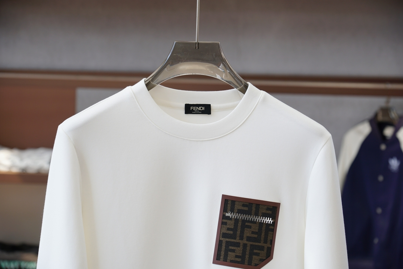 Fendi芬迪-25秋冬新品饰字母印花标识针织圆领卫衣，正面饰字母印花，采用400克重莱赛尔空气层面料，