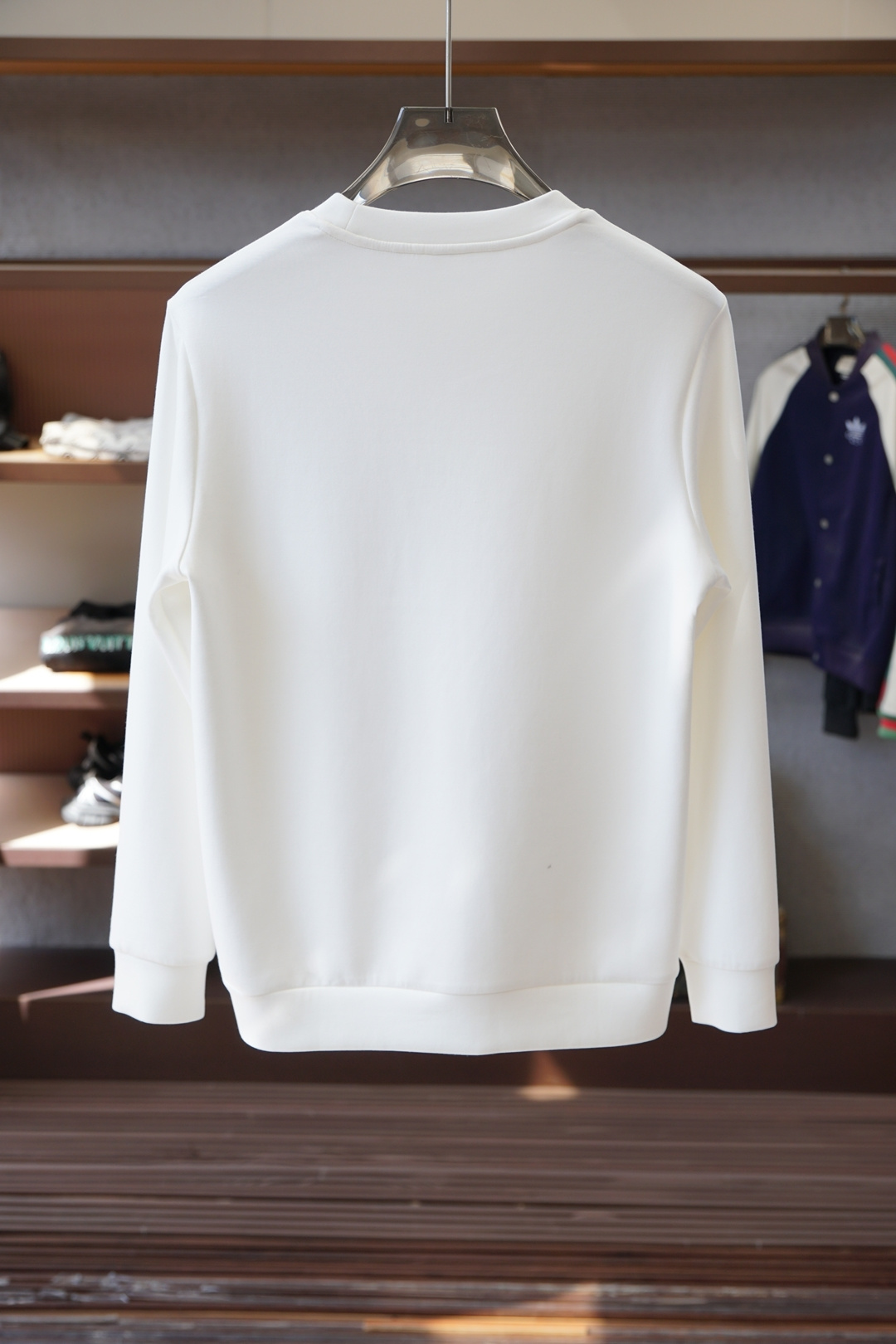 Fendi芬迪-25秋冬新品饰字母印花标识针织圆领卫衣，正面饰字母印花，采用400克重莱赛尔空气层面料，