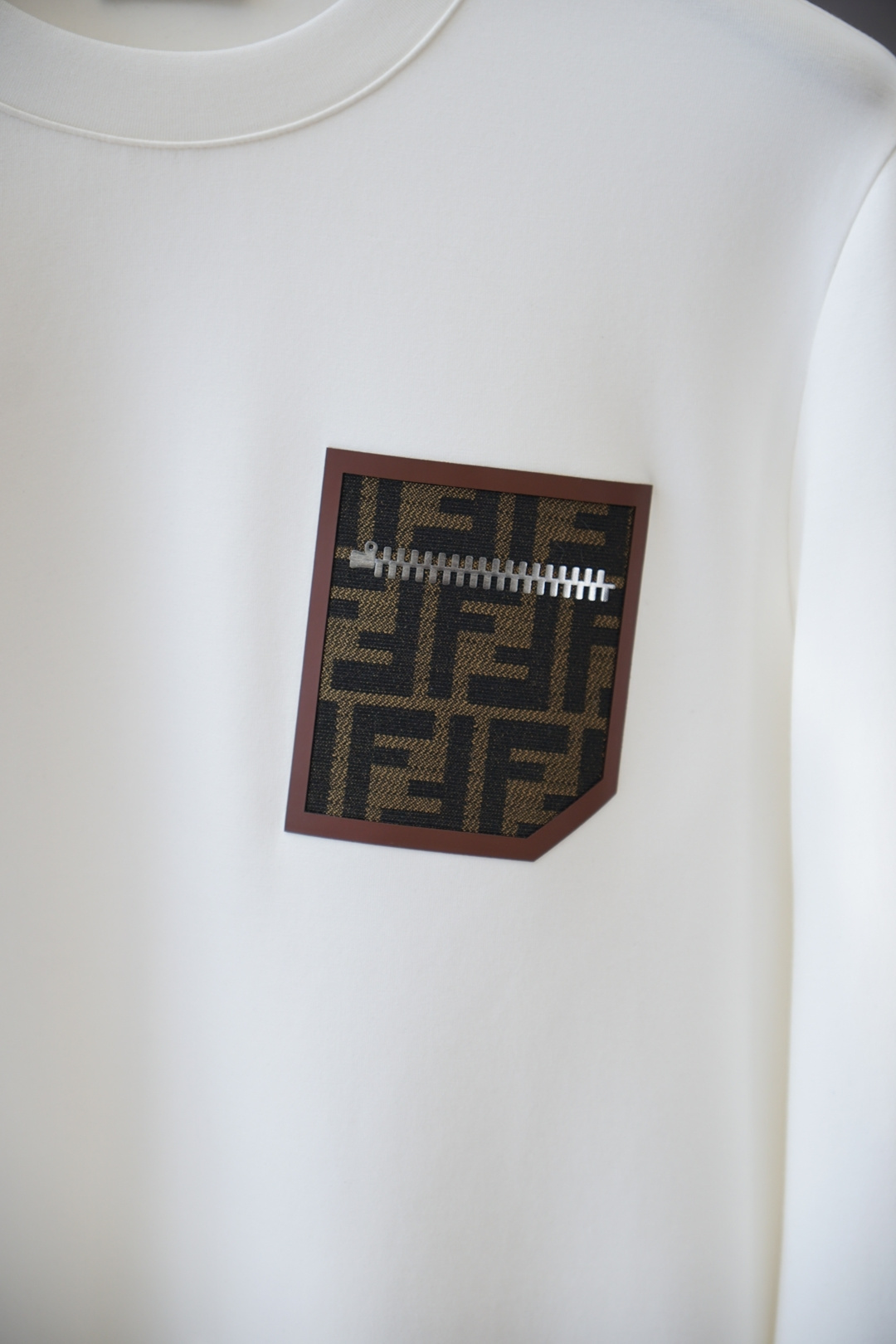 Fendi芬迪-25秋冬新品饰字母印花标识针织圆领卫衣，正面饰字母印花，采用400克重莱赛尔空气层面料，