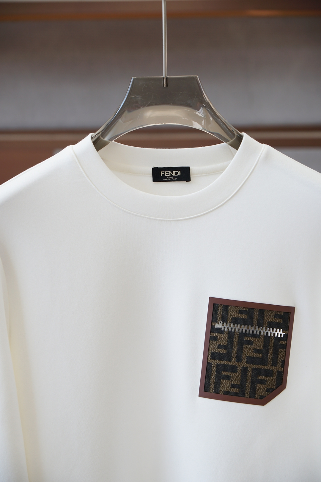 Fendi芬迪-25秋冬新品饰字母印花标识针织圆领卫衣，正面饰字母印花，采用400克重莱赛尔空气层面料，