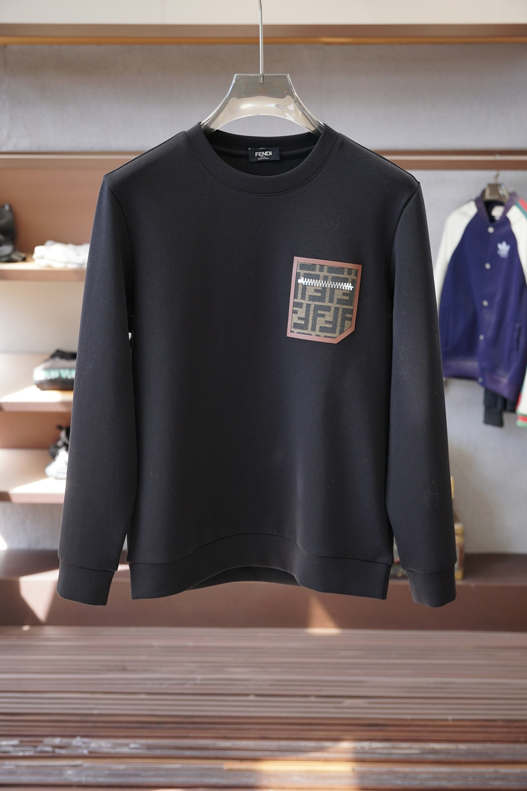 Fendi芬迪-25秋冬新品饰字母印花标识针织圆领卫衣，正面饰字母印花，采用400克重莱赛尔空气层面料，