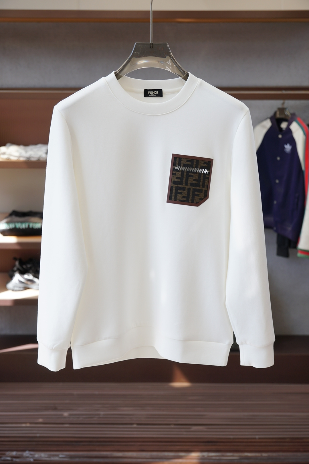 Fendi芬迪-25秋冬新品饰字母印花标识针织圆领卫衣，正面饰字母印花，采用400克重莱赛尔空气层面料，