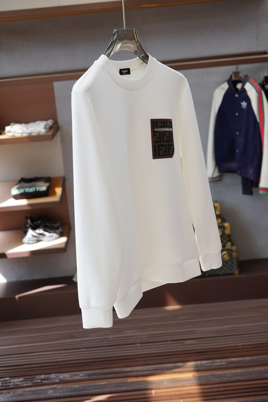 Fendi芬迪-25秋冬新品饰字母印花标识针织圆领卫衣，正面饰字母印花，采用400克重莱赛尔空气层面料，