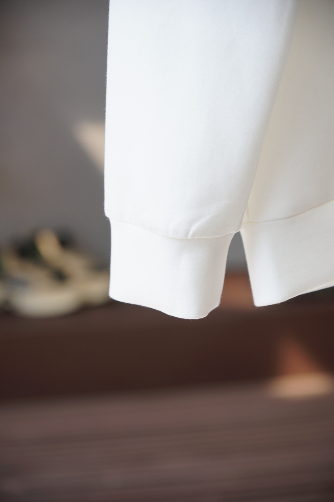 Fendi芬迪-25秋冬新品饰字母印花标识针织圆领卫衣，正面饰字母印花，采用400克重莱赛尔空气层面料，