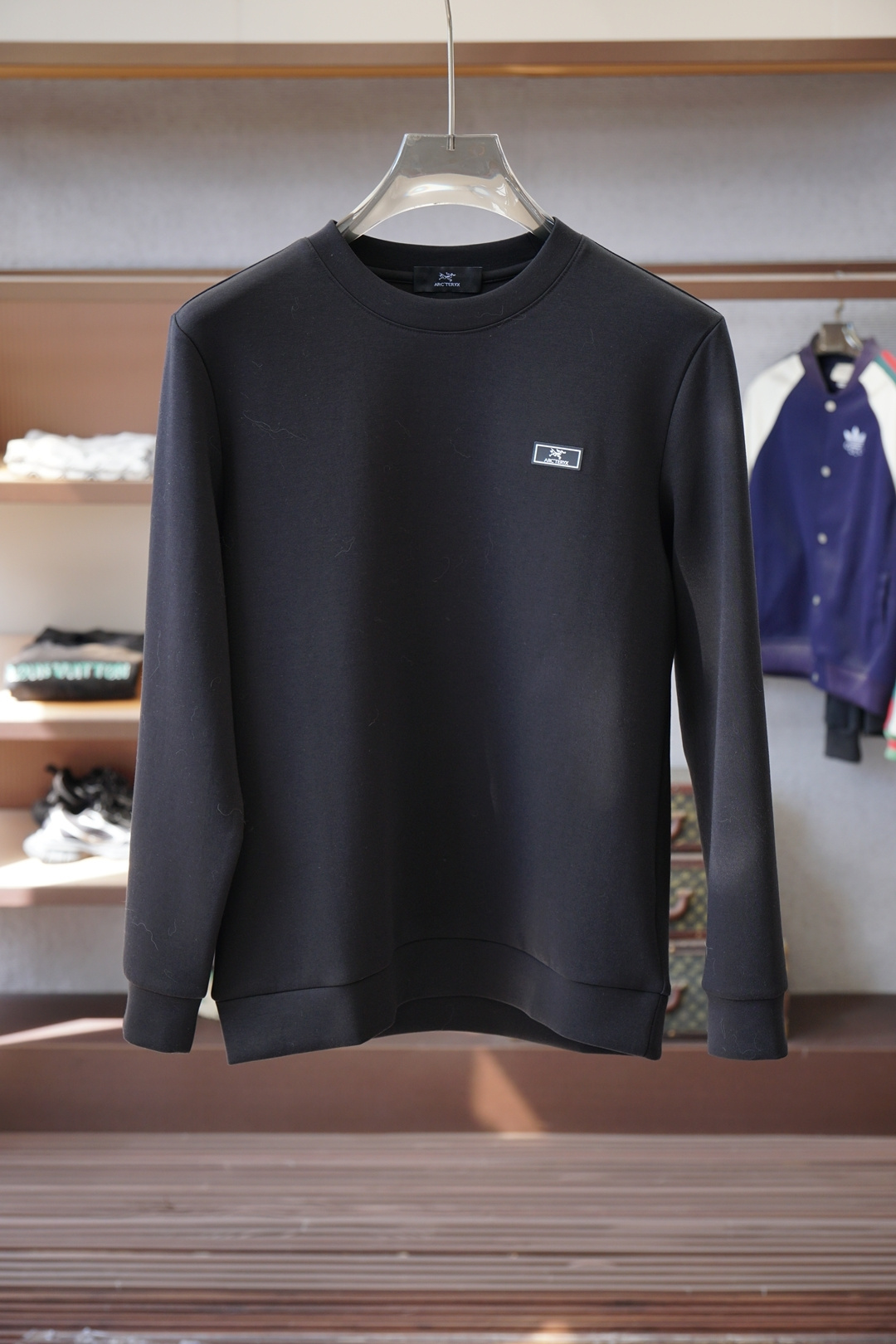 始祖鸟-25秋冬新品卫衣素净圆领➕五金Logo标识针织圆领卫衣，正面饰字母印花，采用400克重莱赛尔空气