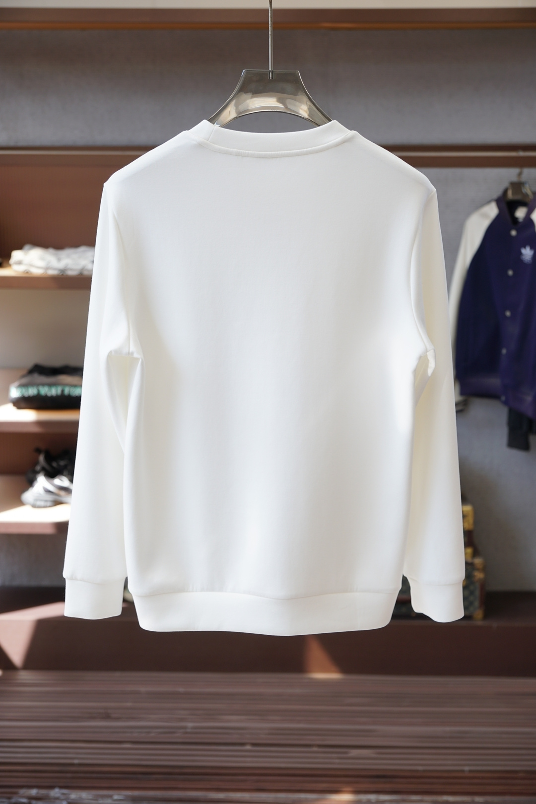 始祖鸟-25秋冬新品卫衣素净圆领➕五金Logo标识针织圆领卫衣，正面饰字母印花，采用400克重莱赛尔空气