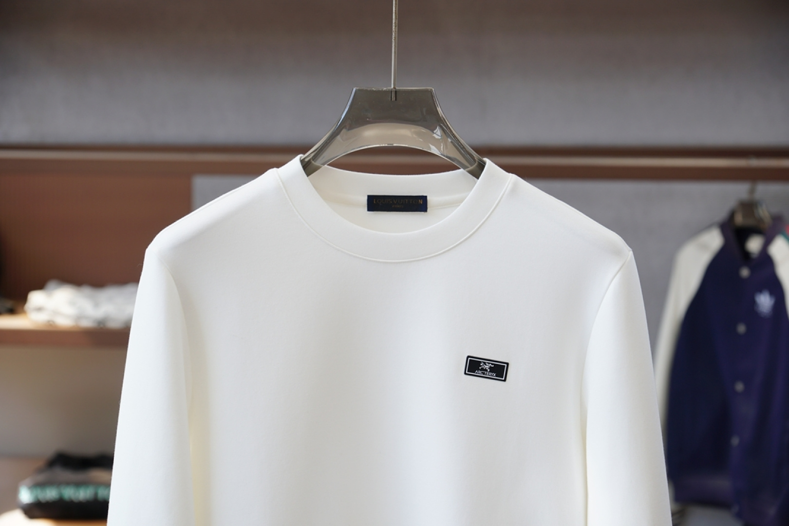 始祖鸟-25秋冬新品卫衣素净圆领➕五金Logo标识针织圆领卫衣，正面饰字母印花，采用400克重莱赛尔空气