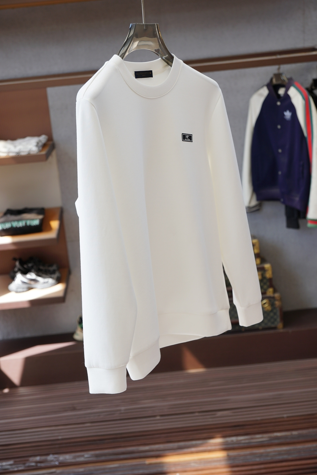 始祖鸟-25秋冬新品卫衣素净圆领➕五金Logo标识针织圆领卫衣，正面饰字母印花，采用400克重莱赛尔空气