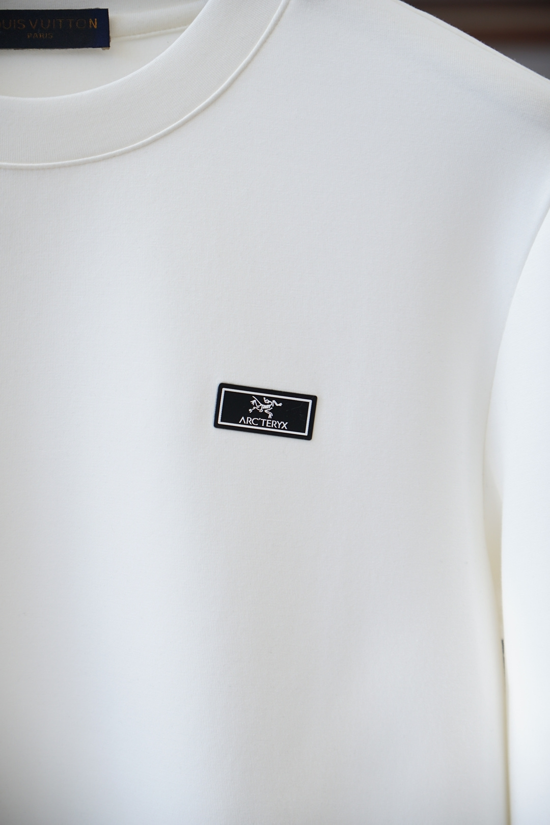 始祖鸟-25秋冬新品卫衣素净圆领➕五金Logo标识针织圆领卫衣，正面饰字母印花，采用400克重莱赛尔空气