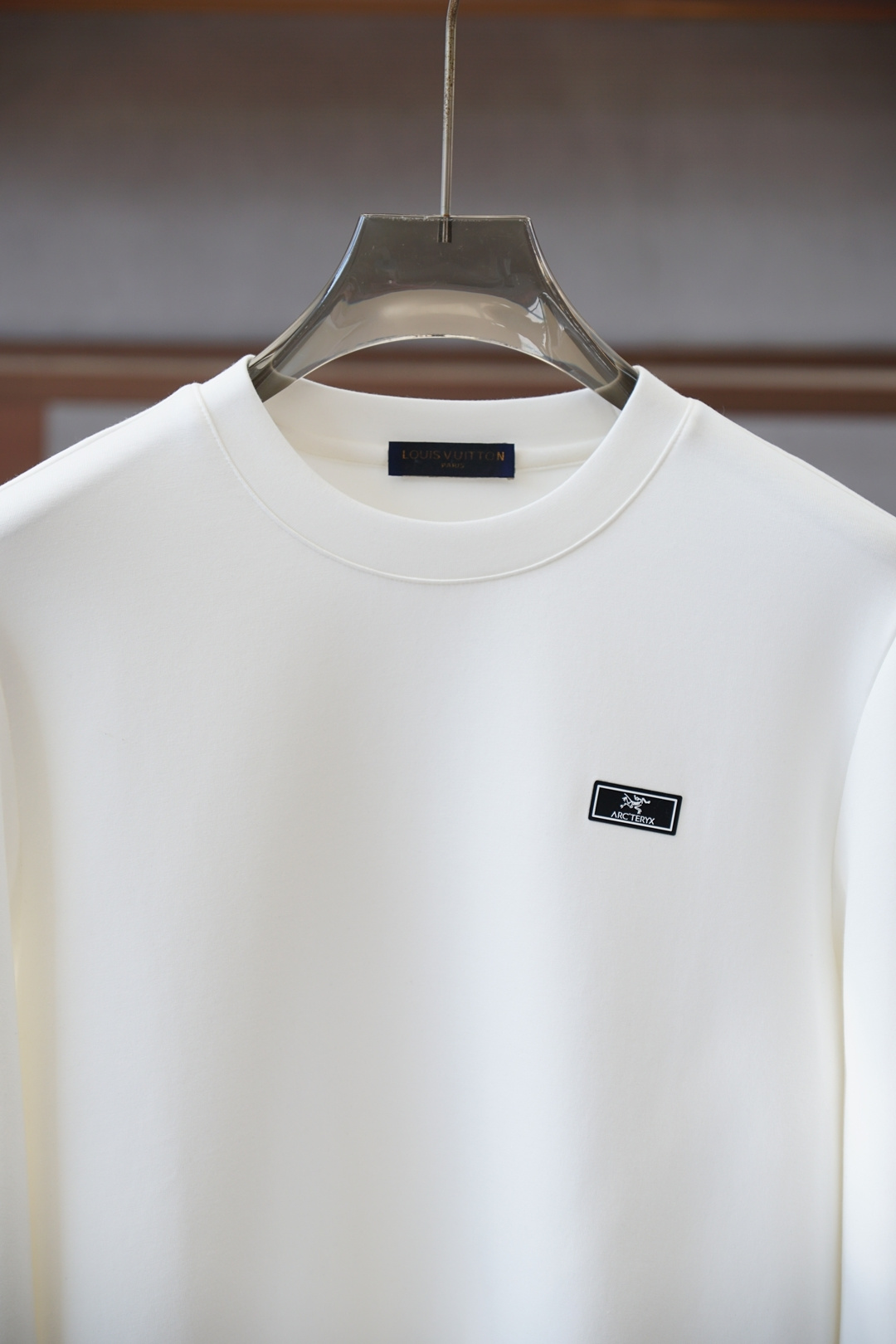 始祖鸟-25秋冬新品卫衣素净圆领➕五金Logo标识针织圆领卫衣，正面饰字母印花，采用400克重莱赛尔空气