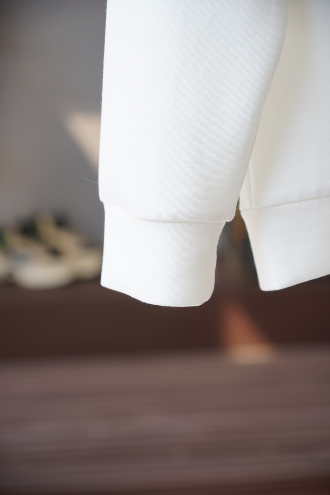 始祖鸟-25秋冬新品卫衣素净圆领➕五金Logo标识针织圆领卫衣，正面饰字母印花，采用400克重莱赛尔空气