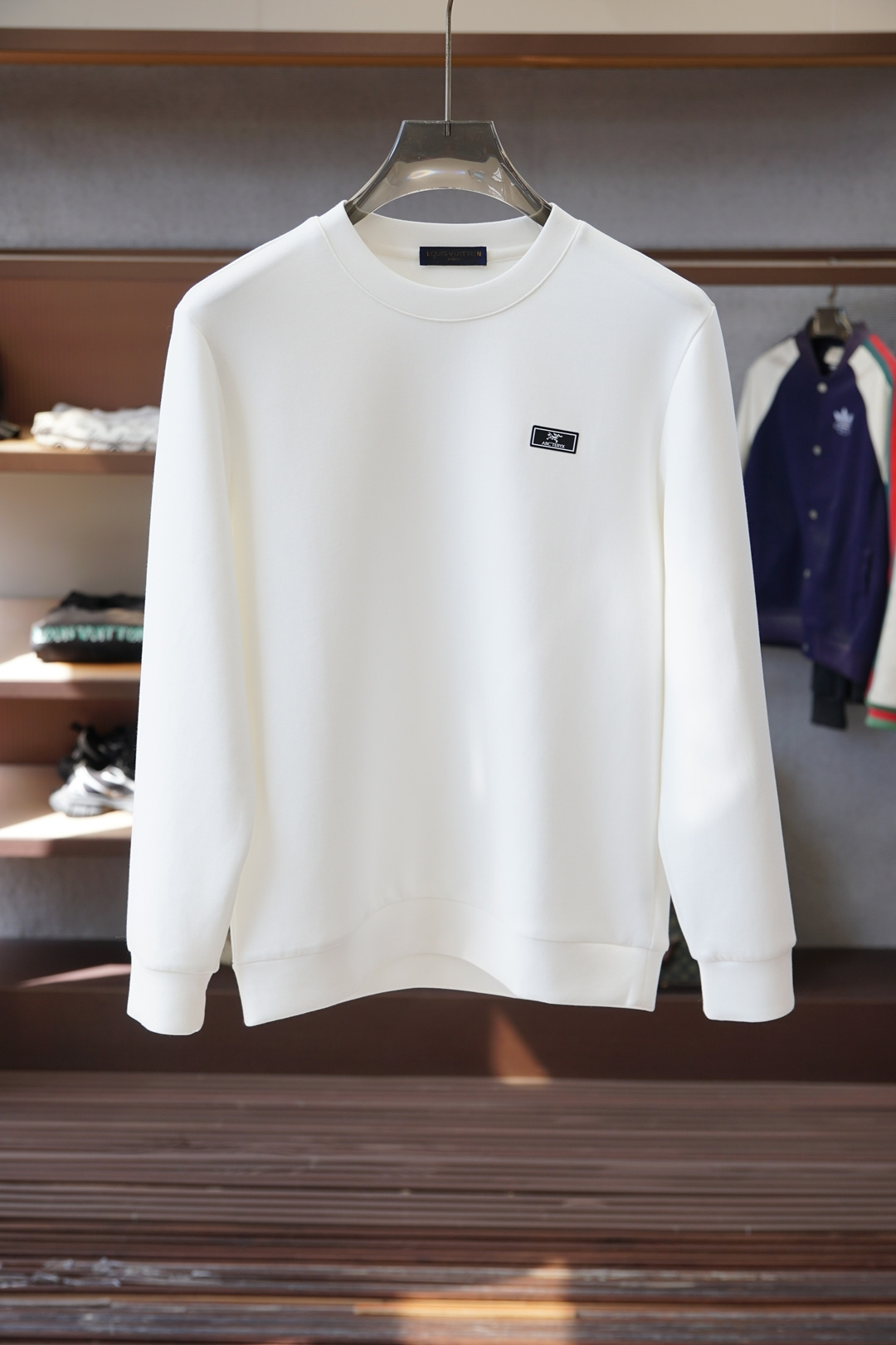 始祖鸟-25秋冬新品卫衣素净圆领➕五金Logo标识针织圆领卫衣，正面饰字母印花，采用400克重莱赛尔空气