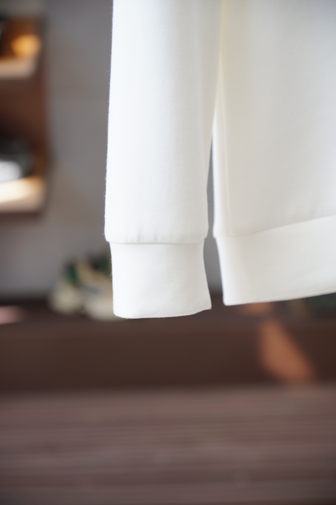 Lv 路易威登-25秋冬新品饰字母印花标识针织圆领卫衣，正面饰字母印花，采用400克重莱赛尔空气层面料，