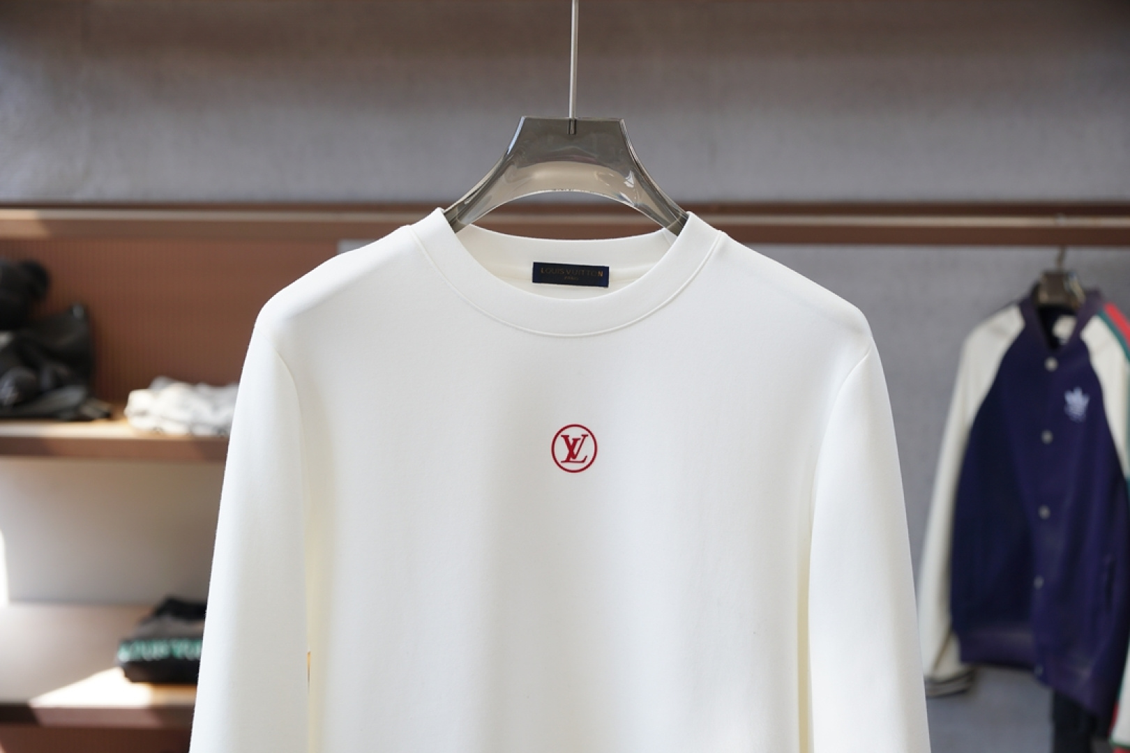 Lv 路易威登-25秋冬新品饰字母印花标识针织圆领卫衣，正面饰字母印花，采用400克重莱赛尔空气层面料，