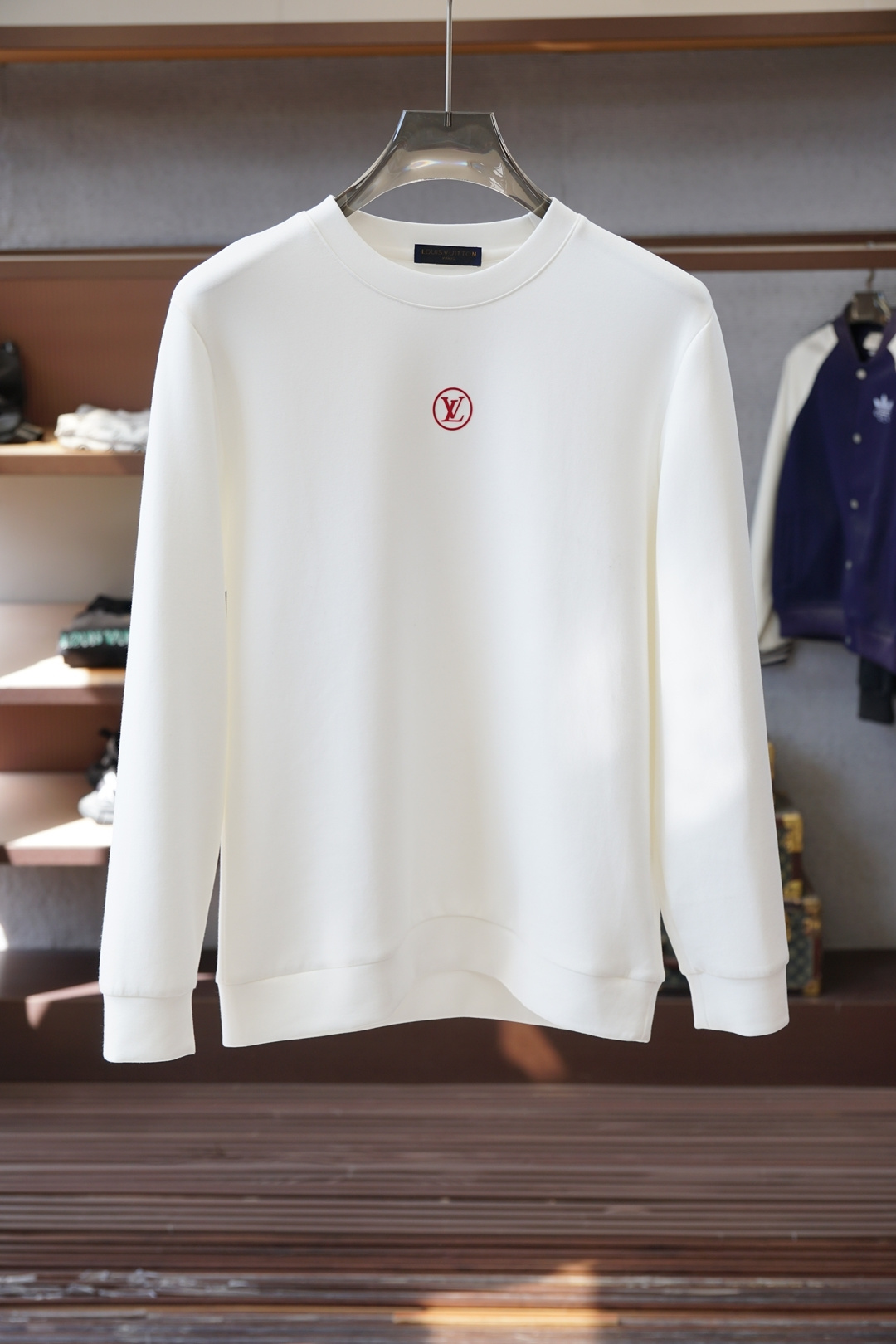 Lv 路易威登-25秋冬新品饰字母印花标识针织圆领卫衣，正面饰字母印花，采用400克重莱赛尔空气层面料，