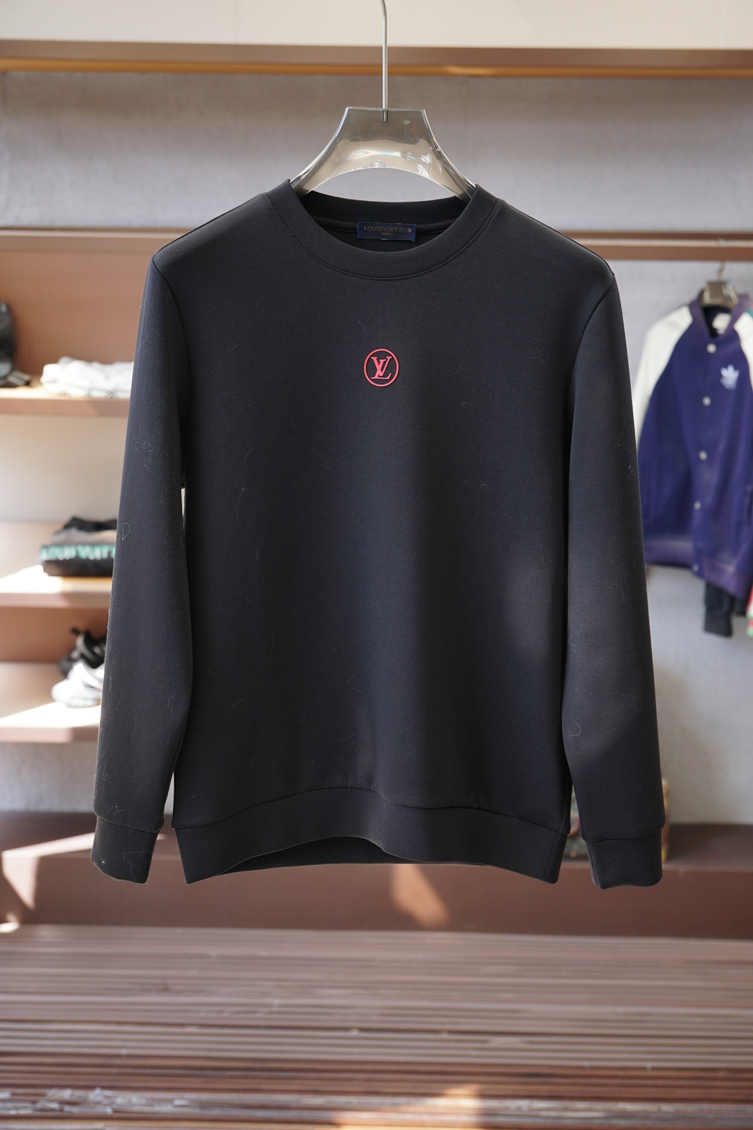 Lv 路易威登-25秋冬新品饰字母印花标识针织圆领卫衣，正面饰字母印花，采用400克重莱赛尔空气层面料，