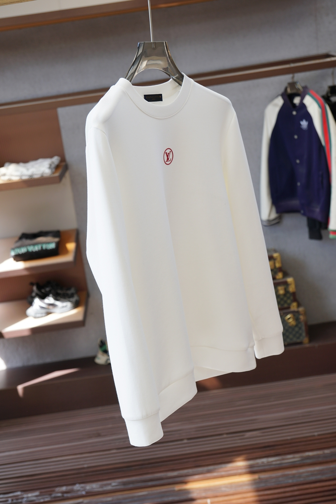 Lv 路易威登-25秋冬新品饰字母印花标识针织圆领卫衣，正面饰字母印花，采用400克重莱赛尔空气层面料，