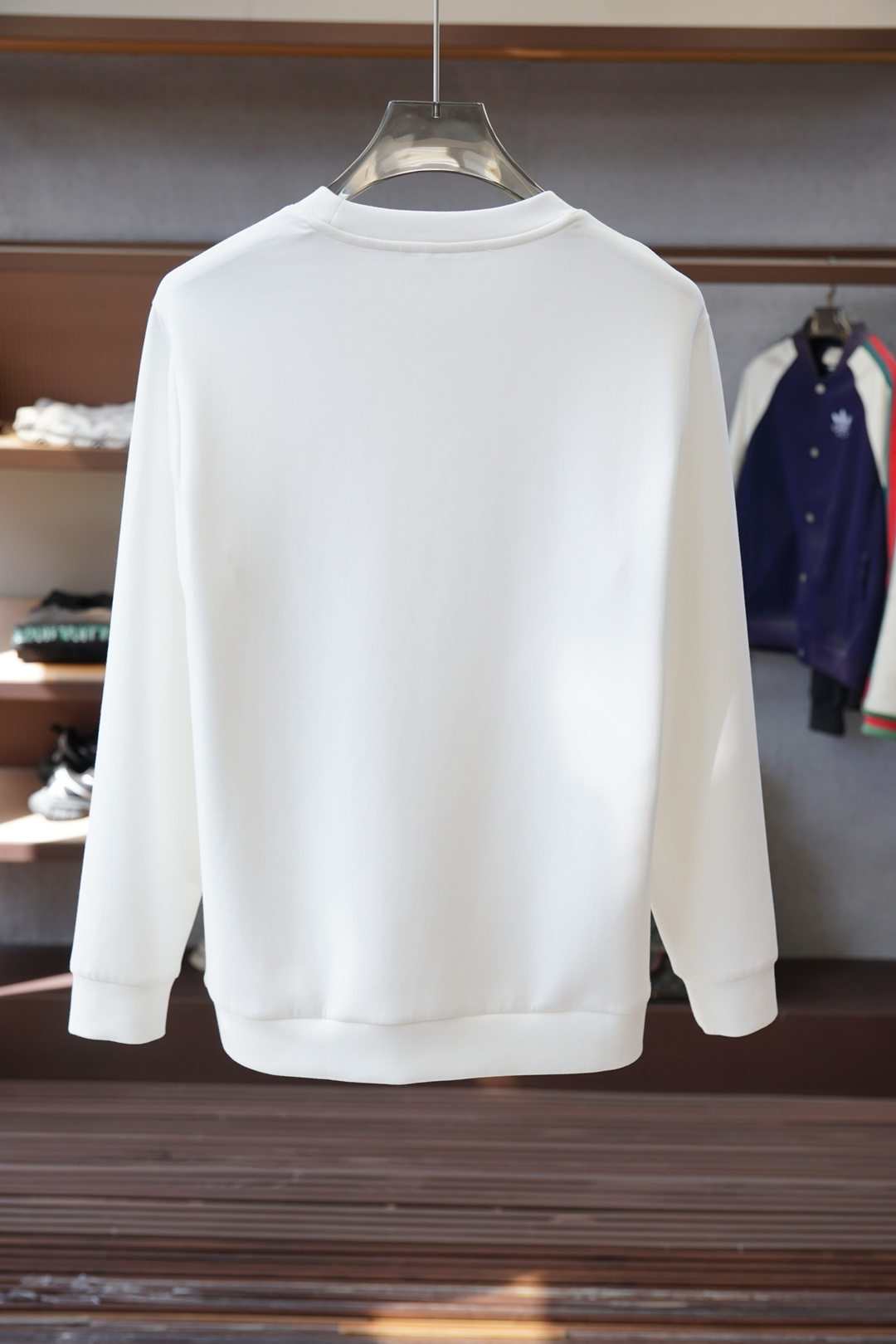 Lv 路易威登-25秋冬新品饰字母印花标识针织圆领卫衣，正面饰字母印花，采用400克重莱赛尔空气层面料，