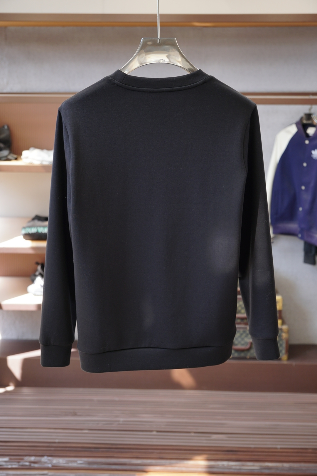 Lv 路易威登-25秋冬新品饰字母印花标识针织圆领卫衣，正面饰字母印花，采用400克重莱赛尔空气层面料，