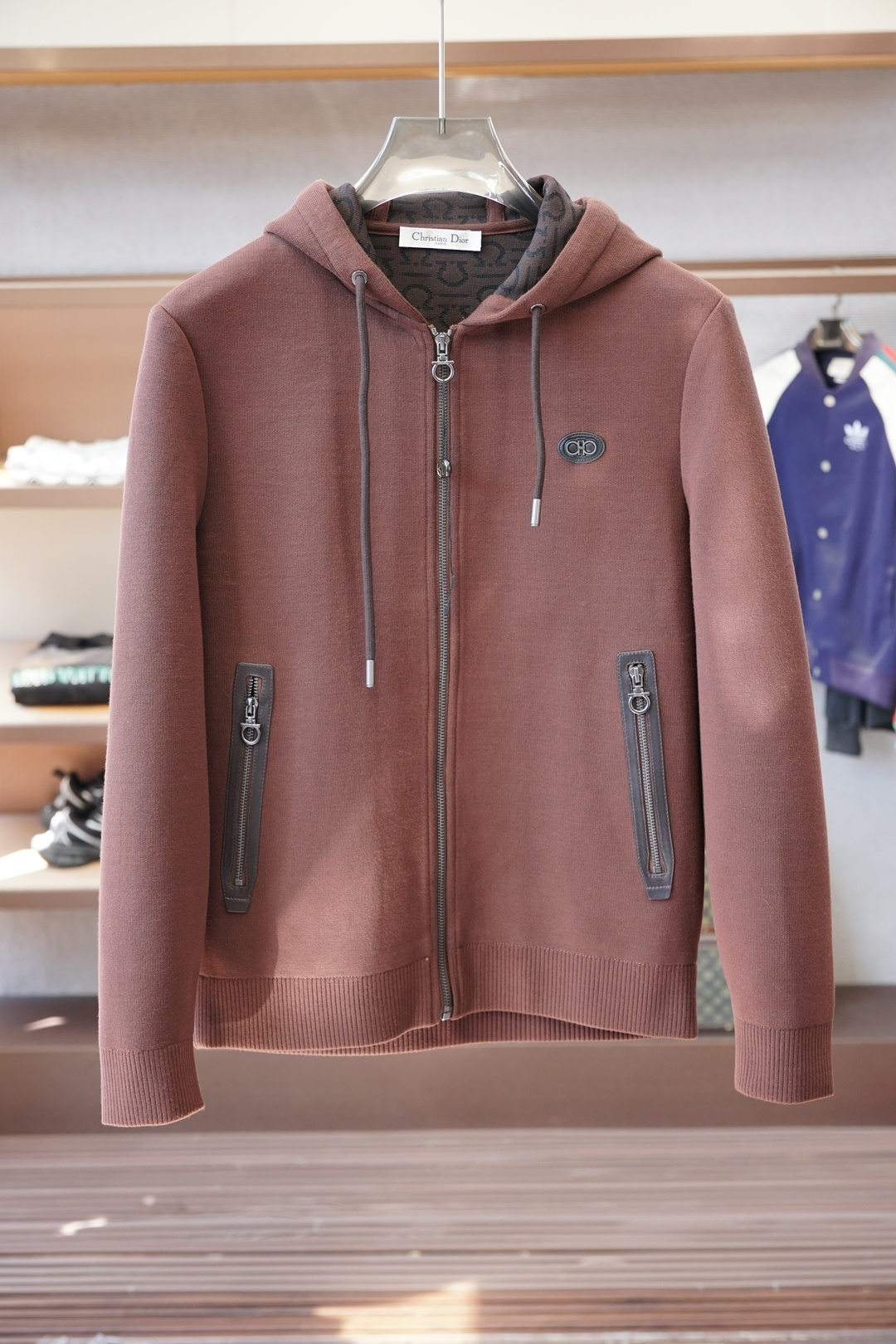 NO:614375,Ferragamo/25 autumn and winter jacket, men's workwear double-pocket cotton and wool jacket. Shanghai Henglong counter order, official website simultaneous sale. Thickened wool hooded, strong wearability and unique style. Material, texture is light, tough and smooth!  Fashionable retro style!  The eye-catching performance of the logo embroidered on the chest is mainly due to the perfect integration between the design and the lifestyle of modern people. Not only the fabric, color and style, but also the life philosophy behind the design coincides with the dual mentality of modern people pursuing practicality and fashionable beauty, achieving a perfect balance between functionality and aesthetics!  It is not only a display of fashion trends, but also a representative of modern aesthetics to satisfy your infinite wear challenges!  Size M-3XL Color gray brown,,ferragamo,jackets & coats,hats,alexander wang19860909菲拉格慕/25秋冬外套,男士工装双口袋棉加羊毛外套.上海恒隆柜台订单,官网同步发售.加厚羊毛连帽实穿性强 风格独特.材质,质感轻薄硬朗光滑！时尚复古风格浓郁！ 胸前刺绣Logo-亮眼的表现主要归功于设计与现代人生活形态水乳相融,不仅在布料,颜色与款式功夫,其设计背后的生活哲学正巧契合现代人追求切身实用与流行美观的双重心态,在机能与美学之前取得完美平衡！不单单是时尚潮流的展现,更是现代美学的代表满足你的无限穿搭考验！尺码M-3XL 颜色灰色棕色,,ferragamo,jackets & coats,hats,alexander wang,Men's clothing