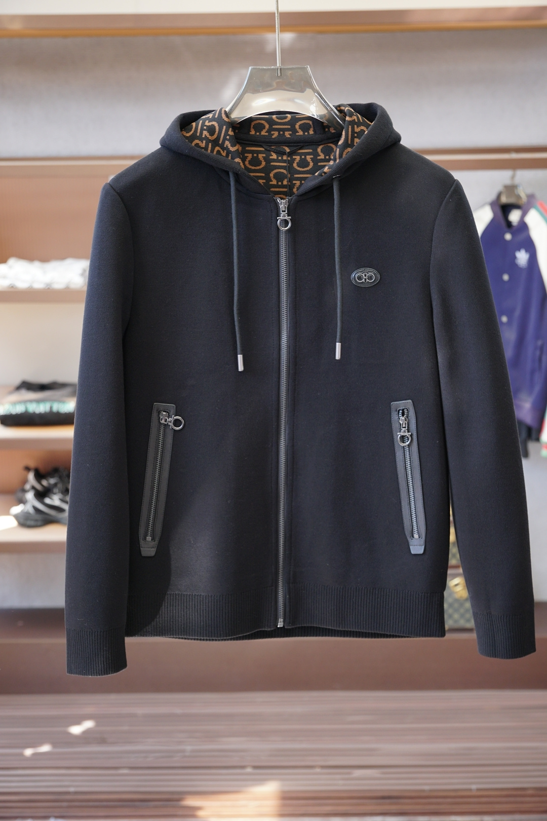 菲拉格慕/25秋冬外套，男士工装双口袋棉加羊毛外套。上海恒隆柜台订单，官网同步发售。🍕🍕加厚羊毛连帽实穿