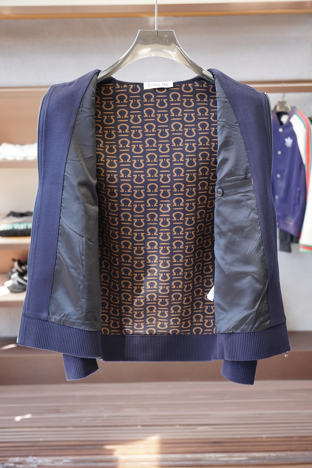 菲拉格慕/25秋冬外套，男士工装双口袋棉加羊毛外套。上海恒隆柜台订单，官网同步发售。🍕🍕加厚羊毛连帽实穿