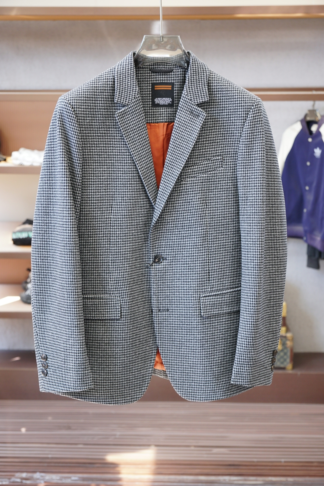 NO:614387,Ermenegildo Zegna/2025 family men's fashion business casual wool suit, product from trading company channels, pure blood quality, palace-level tasting product! Early autumn show series, a classic and ace-level item! ! A high-end woolen suit is a must-have wardrobe item for a stylish man forever. The dignity and aura that a high-end suit can bring to a man can never be matched by other clothing. The suit is the highest level of wardrobe, and it is also the only way for a refined man! Key customers supply Italy's top luxury worsted wool fabrics, which are made from Australia's top quality Merino wool garments. They are exclusively supplied by Achill Ranch. The fabrics are high-density and fine, with a fiber coefficient as high as Super 160's (wool diameter 15 microns) is the pinnacle of high-end luxury fabrics. The fabric adopts a dark pattern weave, which makes the original classic things more connotative. The high-density count fiber brings the texture and comfort of the fabric to the highest level. The texture is smooth and delicate, and it has good non-iron and anti-wrinkle functions, and its ductility is very superior! The level of craftsmanship inherits the rigor and sophistication of the Italians. The remarkably perfect hand-made buttonholes and hemming lines are all hand-sewn by top tailors in the workshop. The arch stitching is neat and precise, very ingenious. A finished suit generally requires more than 400 rigorous processes, which is quite shocking! The details are exquisite and elegant. The selected top-grade yak horn buttons have a natural texture structure. The brand letters engraved on them are very beautiful, and each button is unique and full of ingenuity! The classic and versatile color scheme can easily dominate many occasions. It is both elegant and harmonious. The outfit shows calmness, confidence and high-end aura. It is the first choice for urban elite men! The tailoring is incomparable, classic Italian modern business slim tailoring, every inch is in place, the shoulders and waistline are perfectly processed, the upper body is full of shape, capable and elegant, the lines are perfect, it is easy to highlight the temperament, it is an excellent styling tool for the dressing season! Size 48-56,,zegna,business suit,alexander wang19860909杰尼亚/2025家族男士时装款商务休闲羊毛西服,贸易公司渠道货,纯血统品质,殿堂级品鉴产物！早秋秀场系列,经典王牌级别一款单品！！款高级羊毛套西,型男永远的必备衣橱款,高档的套西能够给男人带去的尊严与气场是别的服饰永远都无法匹敌的,而西装套更是行头的最高等级,也是精致男人的必经之路！ 重点客供意大利顶级奢华精纺羊毛面料,甄选澳洲顶级上乘美丽诺羊毛成衣制作,阿基尔牧场独家供应,面料高密度且精细,纤维系数高达 Super 160's（羊毛直径15微米）,属于高级奢华面料中的巅峰之作,面料采用暗纹格型织法,让原本经典的东西变得更有内涵,高密度支数纤维,让面料的质感与舒适感达到登峰造极,质地挺刮细腻,并具备良好的免烫抗皱功能,延展性非常优越！ 工艺水准传承了意大利人的严谨与精致,显著完美的手工锁眼,包边走线均由工坊顶级裁缝大师纯手工缝制,拱针对条工整精细,非常匠心,一套西服成品大体需经过严谨的400多道工序,相当震撼！细节精致考究,甄选的顶级牦牛角扣,有着天然纹理构造,上面镌刻的品牌字母极富美感,且每粒扣都是独一无二的存在,颇具匠心！ 经典百搭的配色,可以轻松主导很多场合,亦庄亦谐,穿搭尽显从容自信和高级气场感,都市精英男士的首选！ 剪裁无敌,经典的意式现代商务修身剪裁,每一寸都拿捏到位,肩部与腰线处理相当完美,上身型款十足,干练而优雅,线条感完美,极易凸显出气质,属于穿搭季绝佳的造型利器！尺码48-56,,zegna,business suit,alexander wang,Men's clothing