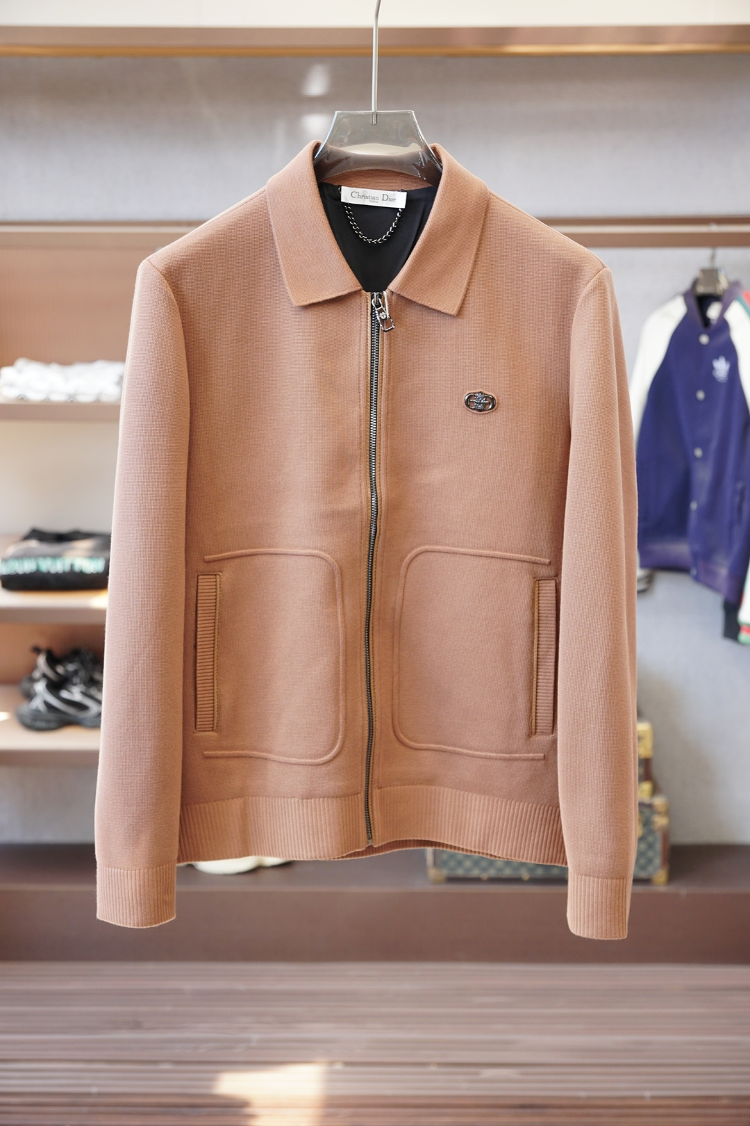 NO:614369,Dior Dior-25 autumn and winter jacket, men's workwear double-pocket cotton and wool jacket. Shanghai Henglong counter order, official website simultaneous sale. Simple metal snap closure, small stand-up collar design, strong wearability and unique style. Thin nylon fiber material, light, tough and smooth texture!  Fashionable retro style!  The eye-catching performance of the logo embroidered on the chest is mainly due to the perfect integration between the design and the lifestyle of modern people. Not only the fabric, color and style, but also the life philosophy behind the design coincides with the dual mentality of modern people pursuing practicality and fashionable beauty, achieving a perfect balance between functionality and aesthetics!  It is not only a display of fashion trends, but also a representative of modern aesthetics!  Very simple and elegant retro style, made of light and thin nylon fiber, the texture is light and smooth, not easy to wrinkle, super classy yet crisp and natural, the oversized version design is more in line with this year's fashion trends, the duplex pockets and metal triangle logo add a luxurious effect. A perfect product of retro fashion and generous luxury, it can satisfy your infinite wear test!  Size M-3XL Color gray brown blue, dior, dior, versace, jackets & coats, alexander wang19860909Dior迪奥-25秋冬外套,男士工装双口袋棉加羊毛外套.上海恒隆柜台订单,官网同步发售.简洁的金属按扣开合,小立领设计,实穿性强 风格独特.轻薄尼龙纤维材质,质感轻薄硬朗光滑！时尚复古风格浓郁！ 胸前刺绣Logo-亮眼的表现主要归功于设计与现代人生活形态水乳相融,不仅在布料,颜色与款式功夫,其设计背后的生活哲学正巧契合现代人追求切身实用与流行美观的双重心态,在机能与美学之前取得完美平衡！不单单是时尚潮流的展现,更是现代美学的代表！ 非常简约大方复古的款式,轻薄尼龙纤维材质,质感轻薄光滑,不易褶皱,超级具有档次感却不失挺括与自然,oversize的版型设计更加贴合今年流行趋势,双工装口袋与金属三角标识加分奢华效果.一款复古时尚与大方奢华的完美臻品 ,满足你的无限穿搭考验！尺码M-3XL 颜色灰色棕色蓝色,,dior,dior,versace,jackets & coats,alexander wang,Men's clothing