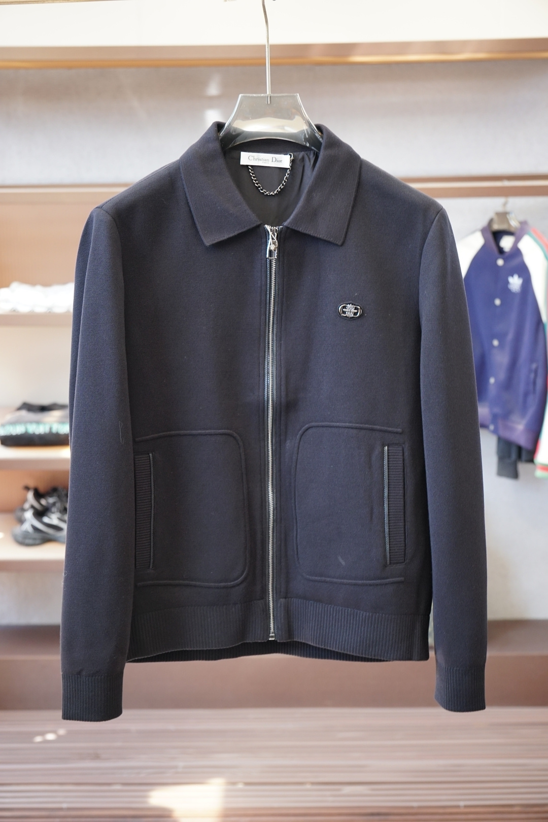 NO:614363,Dior Dior-25 autumn and winter jacket, men's workwear double-pocket cotton and wool jacket. Shanghai Henglong counter order, official website simultaneous sale. Simple metal snap closure, small stand-up collar design, strong wearability and unique style. Thin nylon fiber material, light, tough and smooth texture!  Fashionable retro style!  The eye-catching performance of the logo embroidered on the chest is mainly due to the perfect integration between the design and the lifestyle of modern people. Not only the fabric, color and style, but also the life philosophy behind the design coincides with the dual mentality of modern people pursuing practicality and fashionable beauty, achieving a perfect balance between functionality and aesthetics!  It is not only a display of fashion trends, but also a representative of modern aesthetics!  Very simple and elegant retro style, made of light and thin nylon fiber, the texture is light and smooth, not easy to wrinkle, super classy yet crisp and natural, the oversized version design is more in line with this year's fashion trends, the duplex pockets and metal triangle logo add a luxurious effect. A perfect product of retro fashion and generous luxury, it can satisfy your infinite wear test!  Size M-3XL Color gray brown,,dior,dior,versace,jackets & coats,alexander wang19860909Dior迪奥-25秋冬外套,男士工装双口袋棉加羊毛外套.上海恒隆柜台订单,官网同步发售.简洁的金属按扣开合,小立领设计,实穿性强 风格独特.轻薄尼龙纤维材质,质感轻薄硬朗光滑！时尚复古风格浓郁！ 胸前刺绣Logo-亮眼的表现主要归功于设计与现代人生活形态水乳相融,不仅在布料,颜色与款式功夫,其设计背后的生活哲学正巧契合现代人追求切身实用与流行美观的双重心态,在机能与美学之前取得完美平衡！不单单是时尚潮流的展现,更是现代美学的代表！ 非常简约大方复古的款式,轻薄尼龙纤维材质,质感轻薄光滑,不易褶皱,超级具有档次感却不失挺括与自然,oversize的版型设计更加贴合今年流行趋势,双工装口袋与金属三角标识加分奢华效果.一款复古时尚与大方奢华的完美臻品 ,满足你的无限穿搭考验！尺码M-3XL 颜色灰色棕色,,dior,dior,versace,jackets & coats,alexander wang,Men's clothing