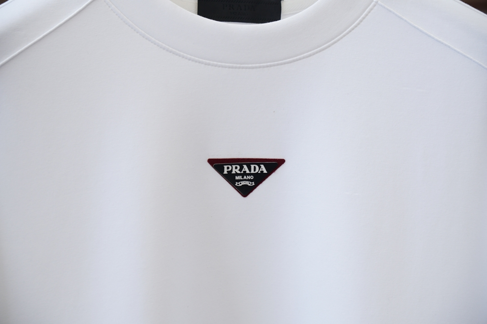 普拉达- Prada/25秋冬新品饰字母印花标识针织圆领卫衣，正面饰字母印花，采用400克纯棉其特性：柔