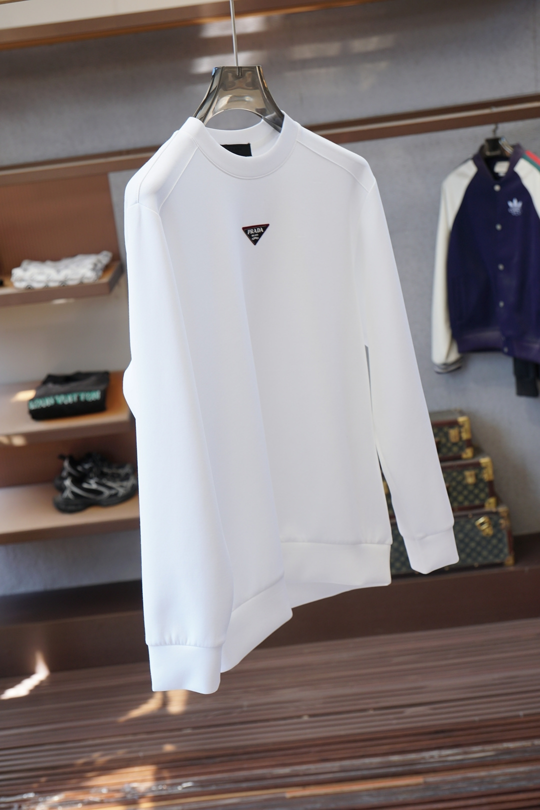 普拉达- Prada/25秋冬新品饰字母印花标识针织圆领卫衣，正面饰字母印花，采用400克纯棉其特性：柔