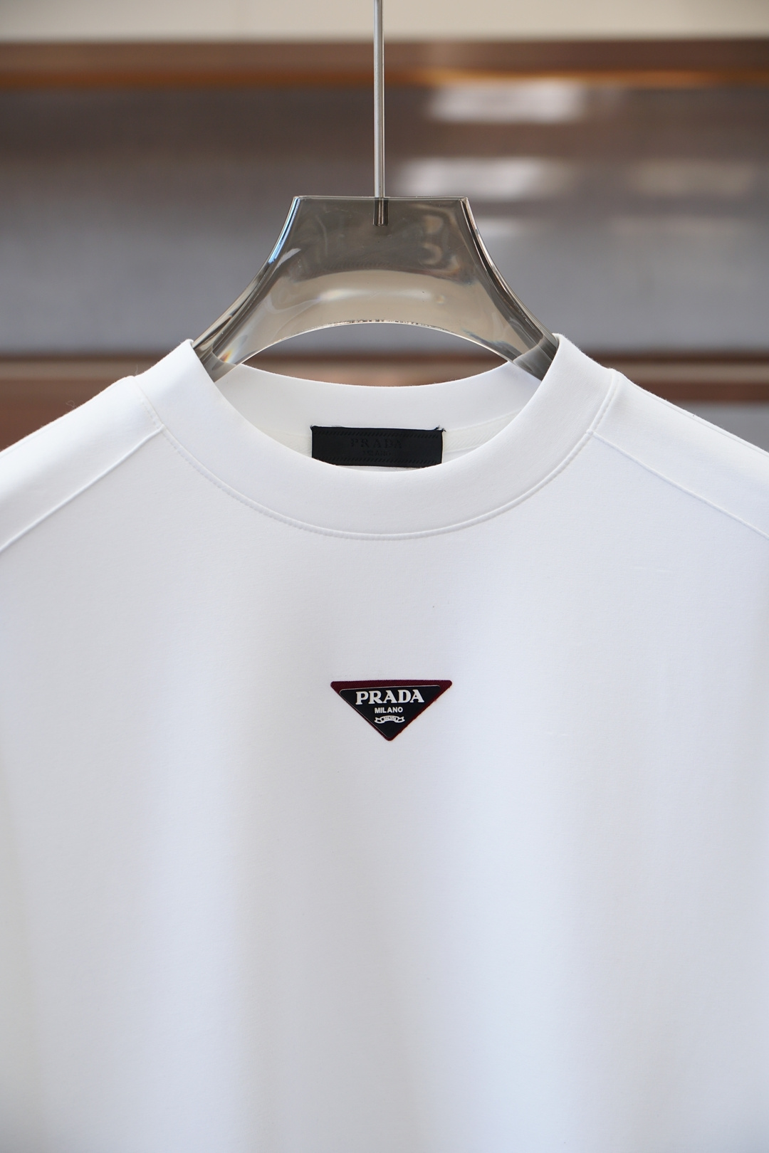 普拉达- Prada/25秋冬新品饰字母印花标识针织圆领卫衣，正面饰字母印花，采用400克纯棉其特性：柔