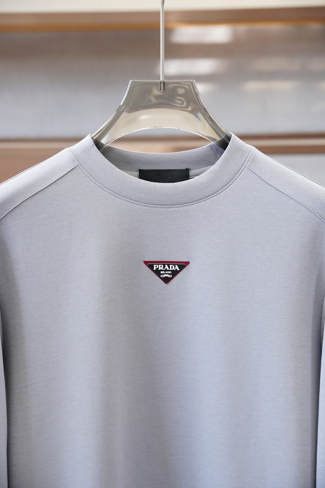 普拉达- Prada/25秋冬新品饰字母印花标识针织圆领卫衣，正面饰字母印花，采用400克纯棉其特性：柔