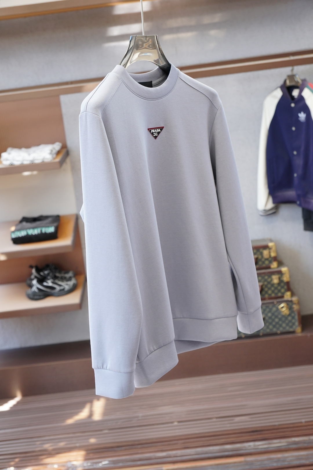 普拉达- Prada/25秋冬新品饰字母印花标识针织圆领卫衣，正面饰字母印花，采用400克纯棉其特性：柔