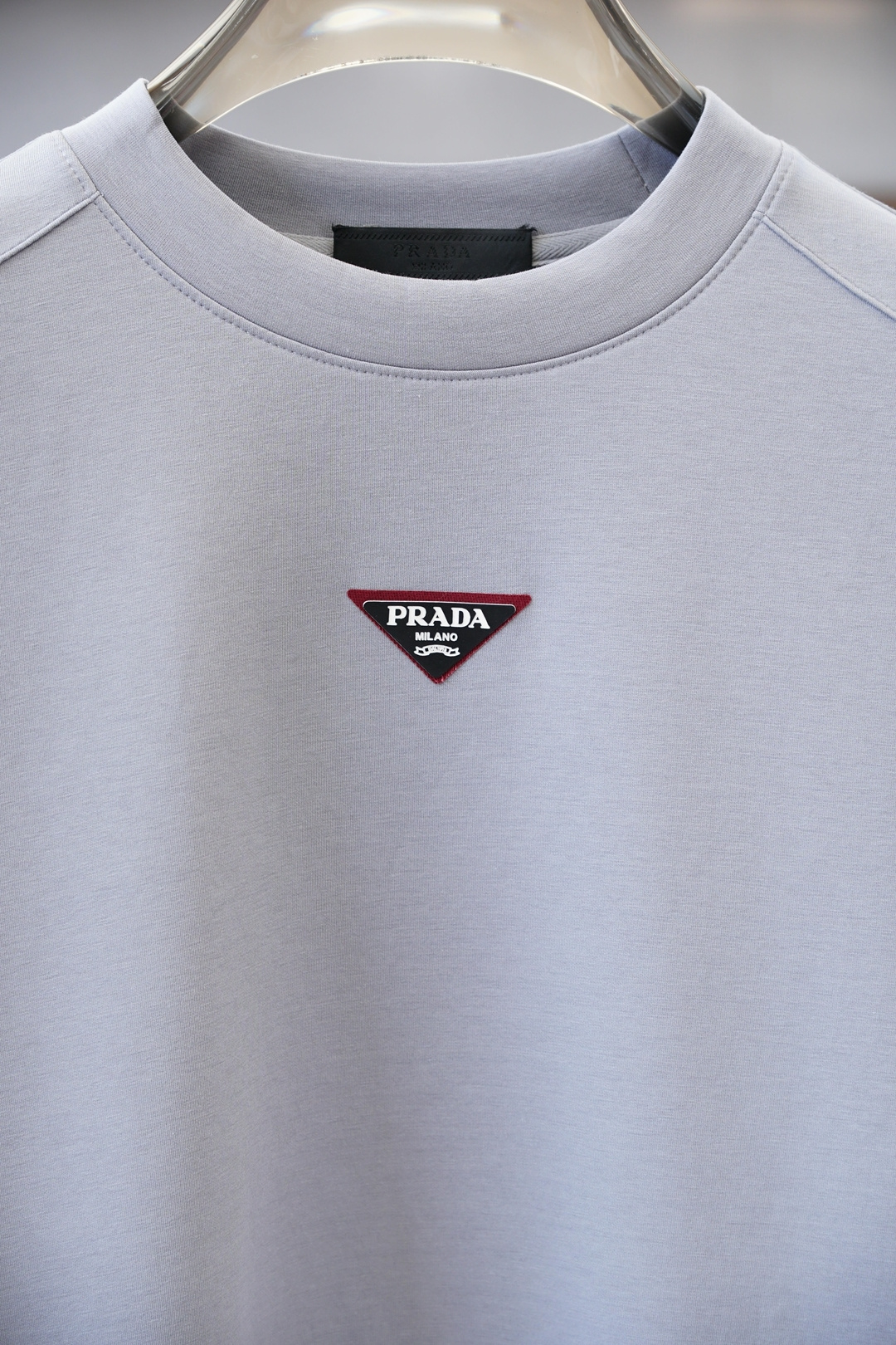 普拉达- Prada/25秋冬新品饰字母印花标识针织圆领卫衣，正面饰字母印花，采用400克纯棉其特性：柔