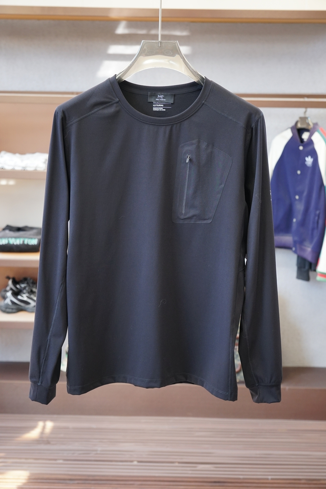 始祖鸟-秋冬户外男士RHO LT系列运动健身休闲弹力超柔轻量针织长袖衫，薄绒内里套头圆领无缝压胶拉链口袋