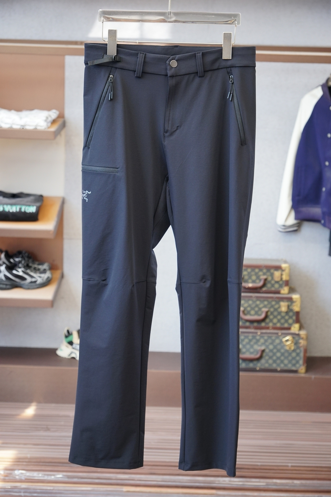 NO:614390,Arc'teryx-original 1.1 top-quality original order, no pressure to enter and leave the counter, thickened and velvet/1 new autumn and winter casual pants!  Luxurious classic brand embroidery LOGO design!  Elastic waist casual pants, classic and versatile, luxury brand classic elements, classic casual straight design!  It greatly improves the matchability. It has a well-fitted version and pockets on both sides. It is made of ultra-fine thickened cotton material. It is skin-friendly, soft and breathable, and has a good wearing feel. It is worth buying!  M-3XL,arc'teryx,alexander wang19860909始祖鸟-原版1.1顶级原单,出入专柜毫无压力,加厚加绒/1秋冬新品休闲裤！奢华经典品牌刺绣LOGO设计！松紧腰休闲裤 经典百搭 奢华品牌经典元素经典休闲直筒设计！大大提升了搭配性 合体的版型 两侧插袋 采用超细加厚棉材质 亲肤柔软透气,有着很好的穿着体感 ,值得入手！M-3XL,arc'teryx,alexander wang,Men's clothing