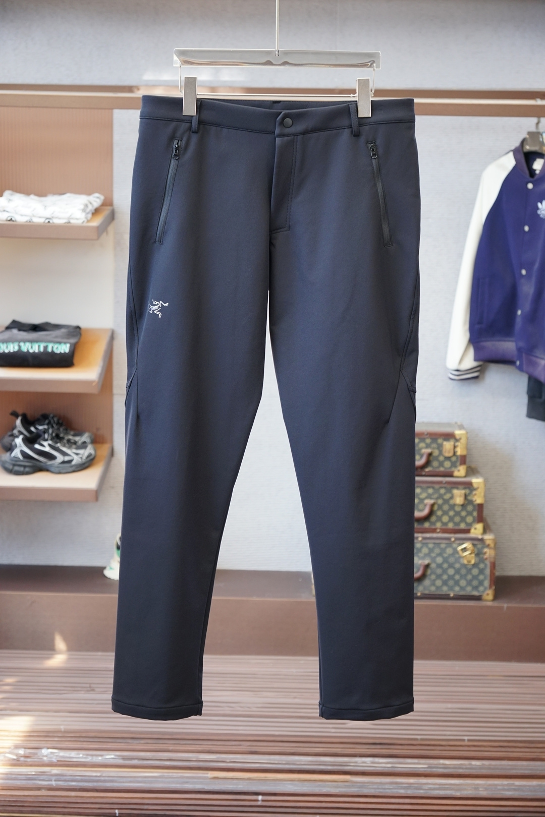 NO:661576,Arc'teryx-original 1.1 top-quality original order, no pressure to enter and leave the counter, thickened and velvet/1 new autumn and winter casual pants!  Luxurious classic brand embroidery LOGO design!  Elastic waist casual pants, classic and versatile, luxury brand classic elements, classic casual straight design!  It greatly improves the matchability. It has a well-fitted version and pockets on both sides. It is made of ultra-fine thickened cotton material. It is skin-friendly, soft and breathable, and has a good wearing feel. It is worth buying!  M-3XL,arc'teryx, 19860909始祖鸟-原版1.1顶级原单,出入专柜毫无压力,加厚加绒/1秋冬新品休闲裤！奢华经典品牌刺绣LOGO设计！松紧腰休闲裤 经典百搭 奢华品牌经典元素经典休闲直筒设计！大大提升了搭配性 合体的版型 两侧插袋 采用超细加厚棉材质 亲肤柔软透气,有着很好的穿着体感 ,值得入手！M-3XL,arc'teryx, ,Men's clothing