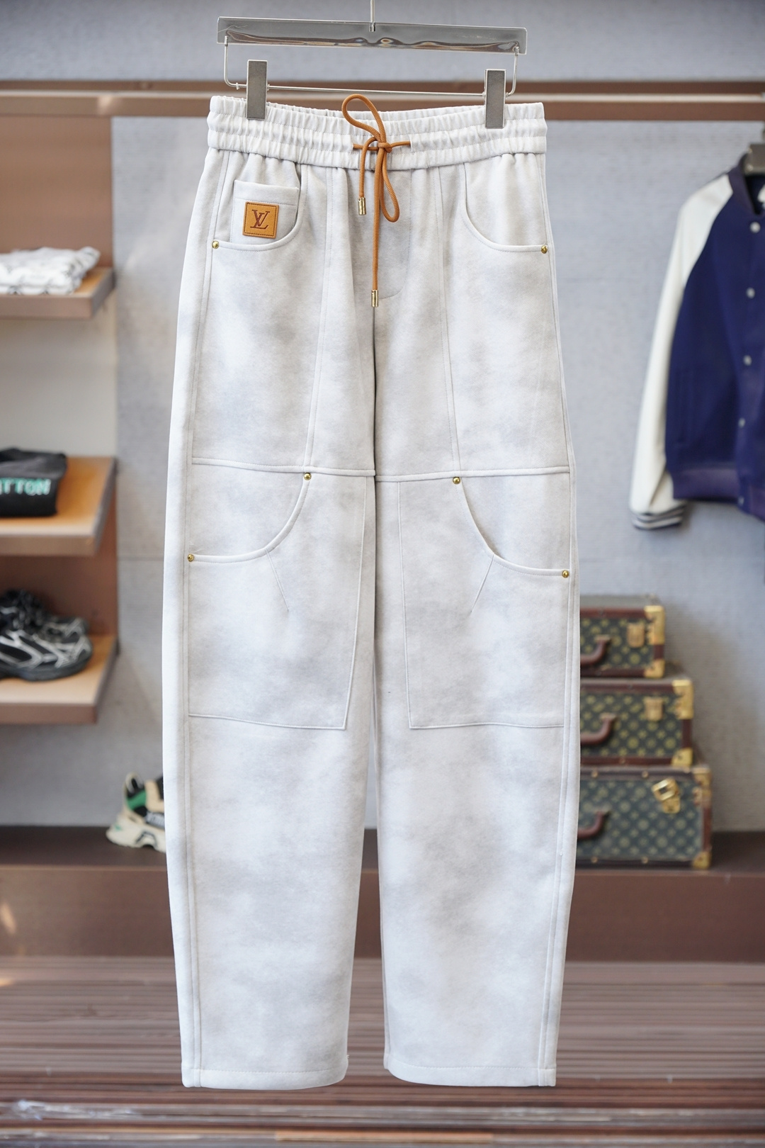 Lv 路易威登/❤️❤️2025秋冬 全品相订单，保暖有型 加厚棉/-松紧腰直脚休闲裤 经典百搭 标志五