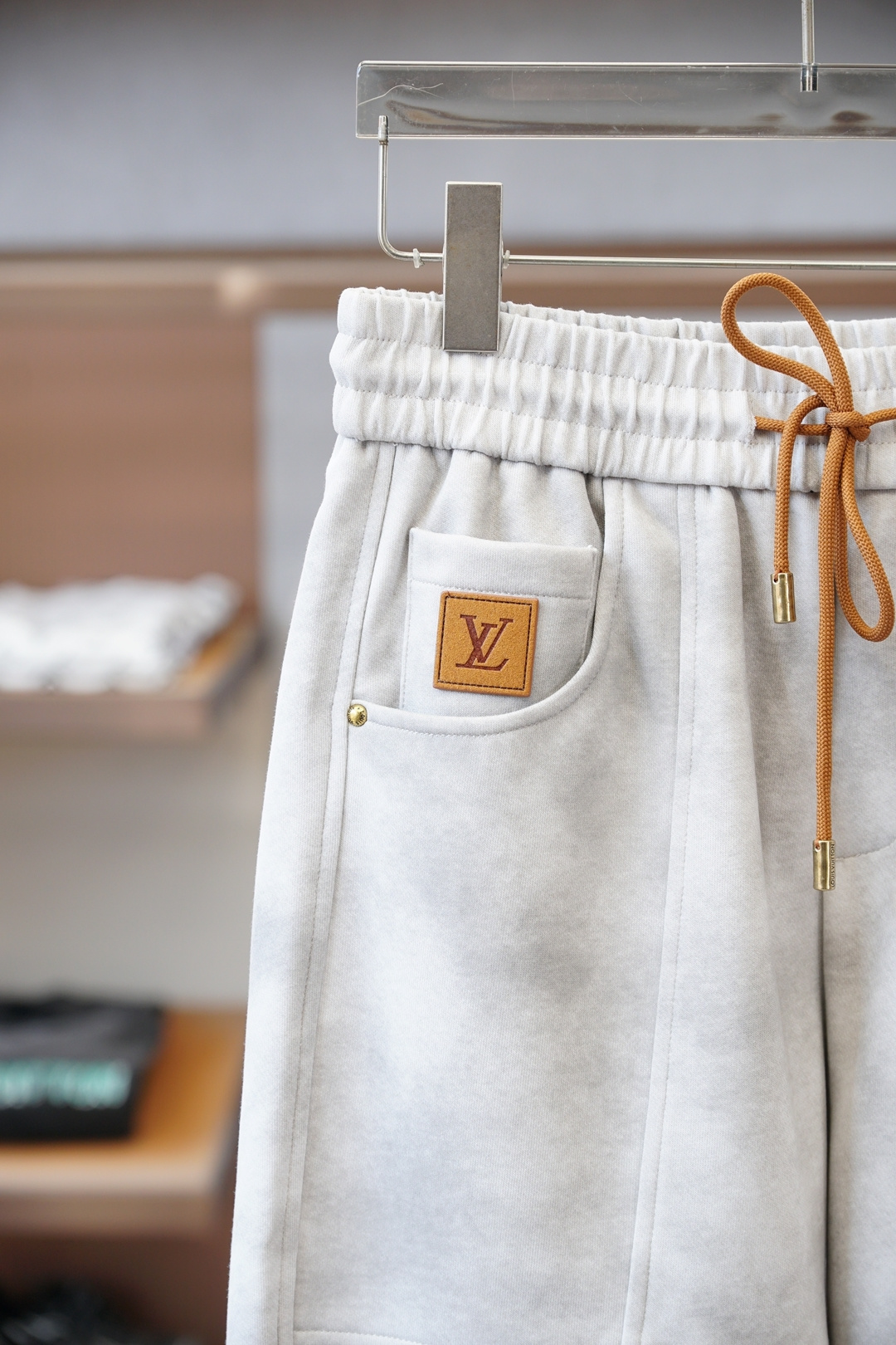 Lv 路易威登/❤️❤️2025秋冬 全品相订单，保暖有型 加厚棉/-松紧腰直脚休闲裤 经典百搭 标志五