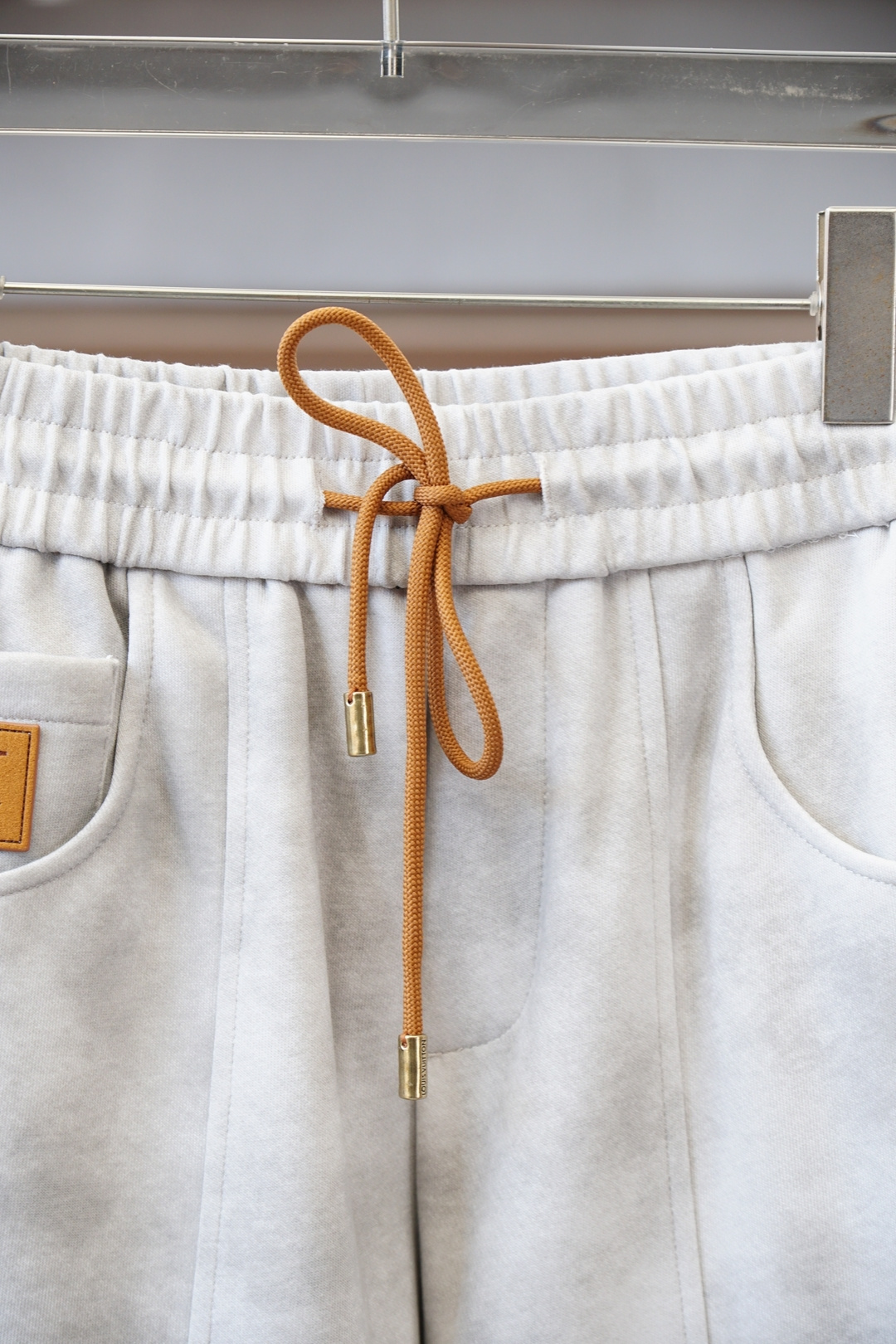 Lv 路易威登/❤️❤️2025秋冬 全品相订单，保暖有型 加厚棉/-松紧腰直脚休闲裤 经典百搭 标志五