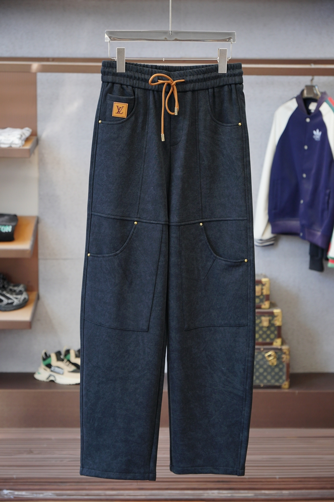 NO:614344,Lv Louis Vuitton/2025 Autumn and Winter Full product order, warm and stylish Thick cotton/-elastic waist straight-leg casual pants Classic and versatile Logo hardware embellishment, elastic waist drawstring fit tailoring Classic and versatile at the same time the upper body has a casual sense of relaxation The fabric is made of imported pure cotton 450g, comfortable and breathable, keeping warm while reflecting high-end texture Full product order, color Black Khaki code number m to xxxl, Louis Vuitton  vuitton,louis vuitton,alexander wang19860909Lv 路易威登/2025秋冬 全品相订单,保暖有型 加厚棉/-松紧腰直脚休闲裤 经典百搭 标志五金的点缀,松紧腰抽绳合体的剪裁 经典百搭同时 上身有总随意的松弛感 面料采用进口纯棉450克舒适透气 保暖的同时 体现高档质感 全品相的订单,颜色 黑色 卡其色码数m到xxxl,,louis vuitton,louis vuitton,alexander wang,Men's clothing