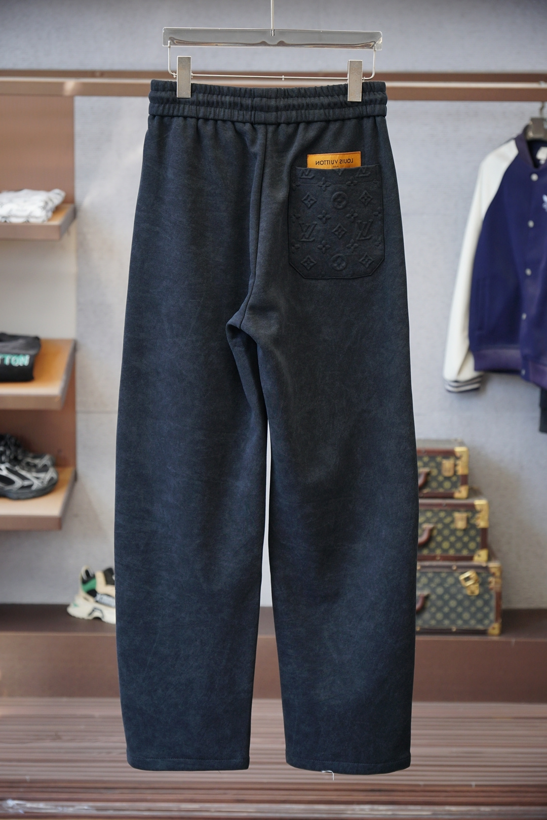 Lv 路易威登/❤️❤️2025秋冬 全品相订单，保暖有型 加厚棉/-松紧腰直脚休闲裤 经典百搭 标志五