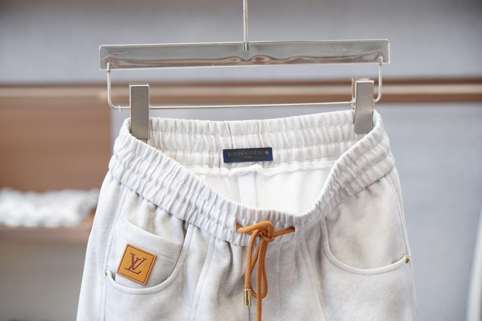 Lv 路易威登/❤️❤️2025秋冬 全品相订单，保暖有型 加厚棉/-松紧腰直脚休闲裤 经典百搭 标志五